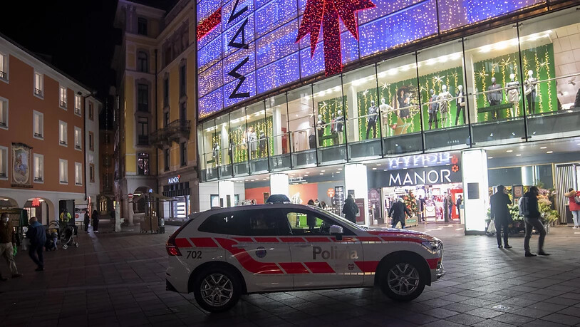 Im Kaufhaus Manor in der Innenstadt von Lugano griff Ende November 2020 eine 28-jährige Schweizerin zwei Frauen an und verletzte eine von ihnen mit einem Messer schwer. (Archivbild)