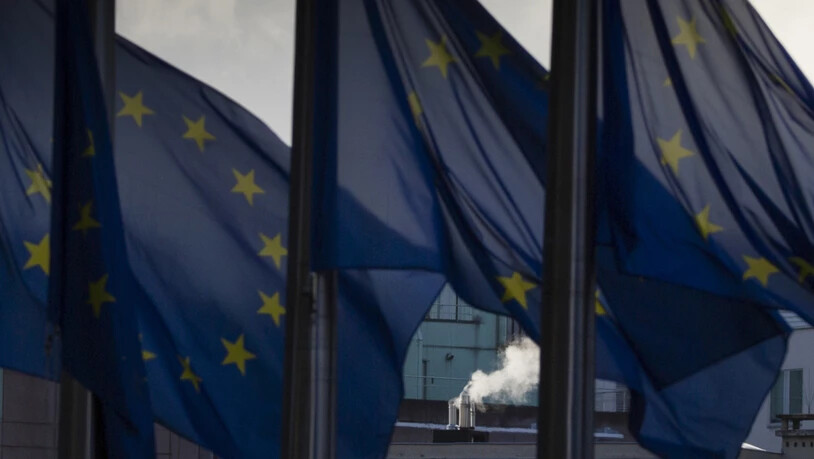 dpatopbilder - Rauch steigt am Hauptsitz der EU aus einem Schornstein auf. Foto: Virginia Mayo/AP/dpa