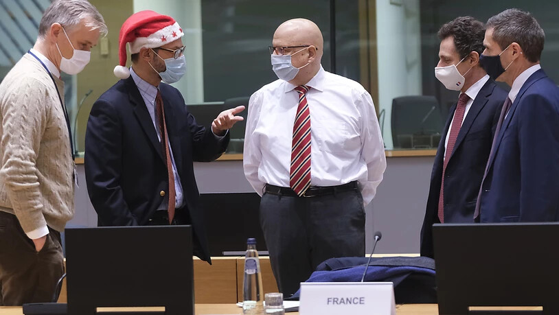EU-Botschafter unterhalten sich während einer Sondersitzung im EU-Hauptquatier. Foto: Olivier Hoslet/Pool EPA/AP/dpa