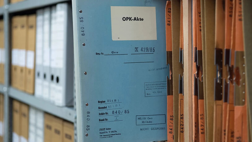 ARCHIV - Eine Stasi-Akte mit der Aufschrift OPK-Akte (Operative Personenkontrolle) steckt in der BStU-Außenstelle in Gera (Thüringen) in einem Regal. Foto: Sebastian Kahnert/dpa-Zentralbild/dpa