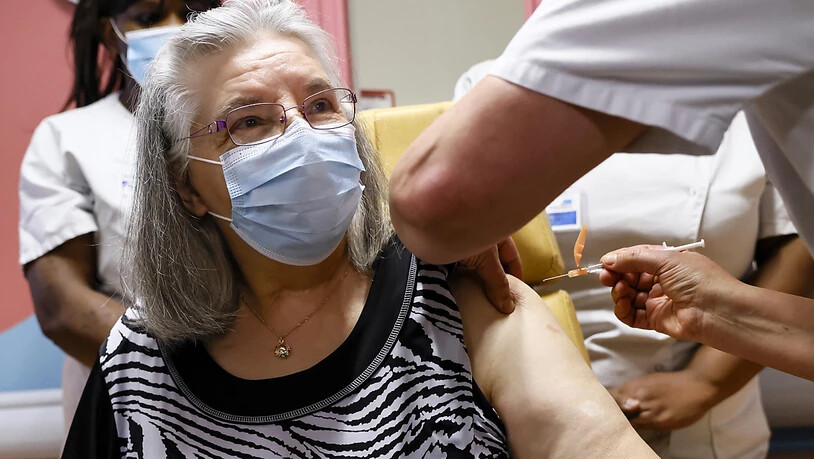 Die 78-jährige Mauricette wird im René-Muret Krankenhaus als erste Frau in Frankreich gegen Corona geimpft. Das stark von der Covid-19-Pandemie betroffene Frankreich hat seine Impfkampagne gegen das Coronavirus begonnen. Foto: Thomas Samson/AFP POOL/AP…