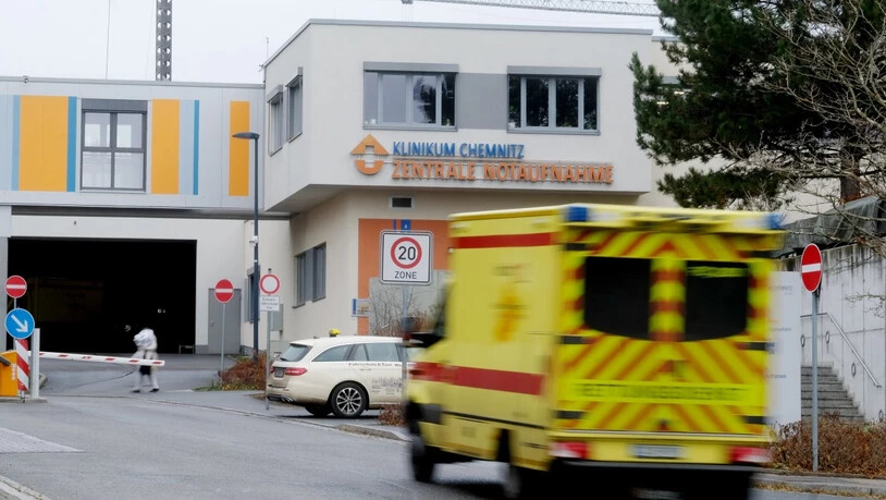 Ein Krankenwagen fährt vor der Einfahrt der zentralen Notaufnahme im Klinikum Chemnitz. Foto: Sebastian Willnow/dpa-Zentralbild/dpa