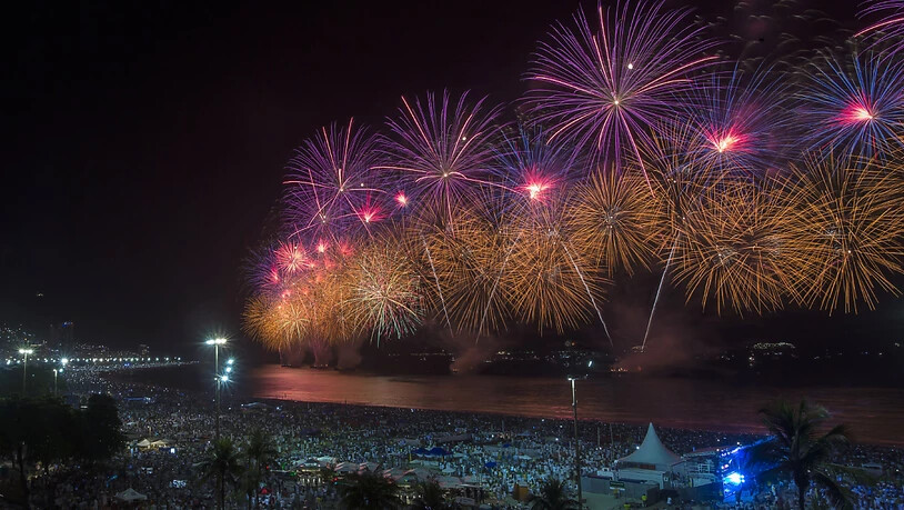ARCHIV - Ein Feuerwerk bei den Neujahrsfeierlichkeiten über dem Strand der Copacabana. Foto: Bruna Prado/AP/dpa