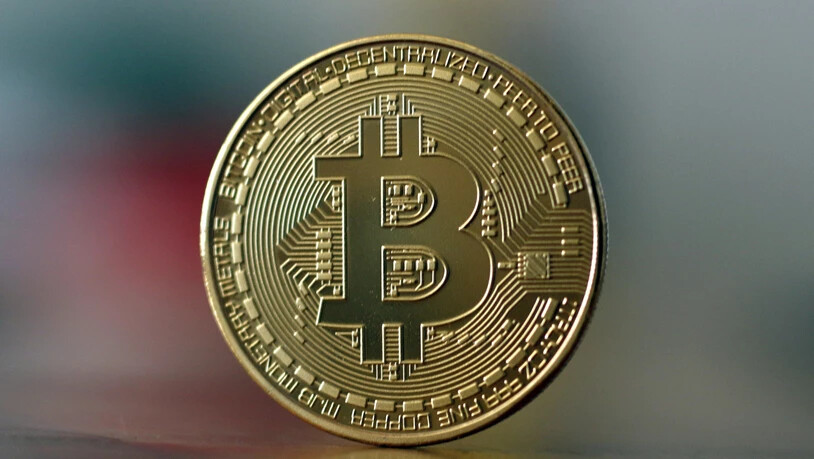 Die Kryptowährung Bitcoin setzt ihren Höhenflug auch im neuen Jahr fort. (Archivbild)