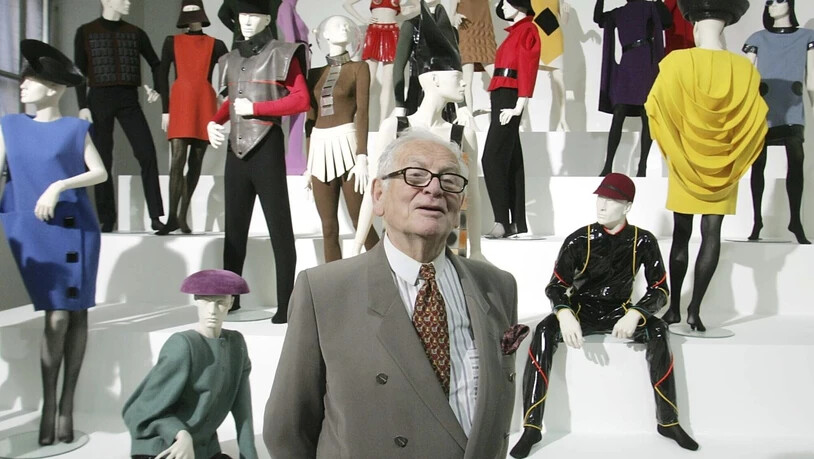 ARCHIV - Der französische Modedesigner Pierre Cardin präsentiert seine Ausstellung "Design und Mode 1950- 2005" in der Akademie der Künste. Foto: Ronald Zak/AP/dpa