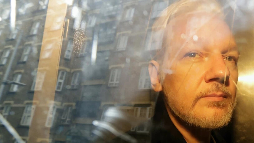 ARCHIV - Julian Assange, Gründer von Wikileaks, sitzt nach einer Gerichtsverhandlung in einem Fahrzeug. Foto: Matt Dunham/AP/dpa/Archiv