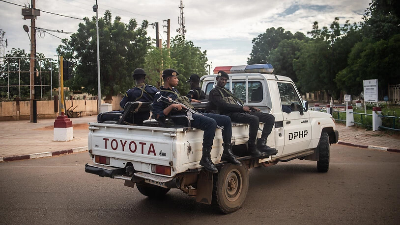ARCHIV - Bewaffnete Polizisten sitzen auf einem Toyota-Pickup in der Hauptstadt der Republik Niger. Foto: Arne Immanuel Bänsch/dpa
