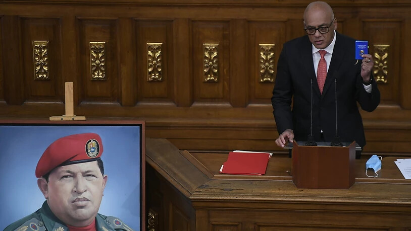 Jorge Rodriguez hält eine Rede, nachdem er als Präsident der Nationalversammlung vereidigt wurde. Foto: Matias Delacroix/AP/dpa