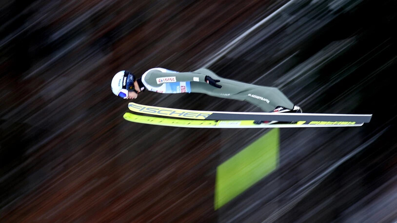 Kamil Stoch fliegt allen davon.