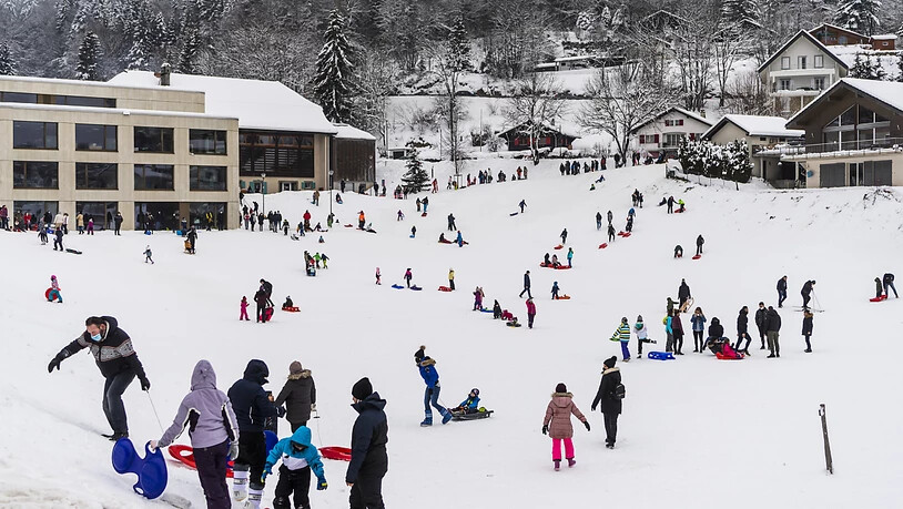 Wintersport bleibt möglich: Schlitteln in Saint-Cergue VD.