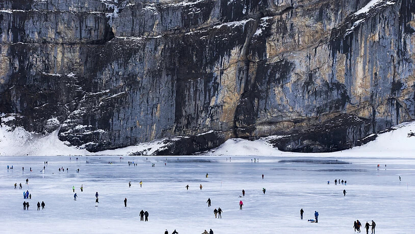 Eisläufer und Spaziergänger im Januar 2018 auf dem Oeschinensee. (Archivbild)