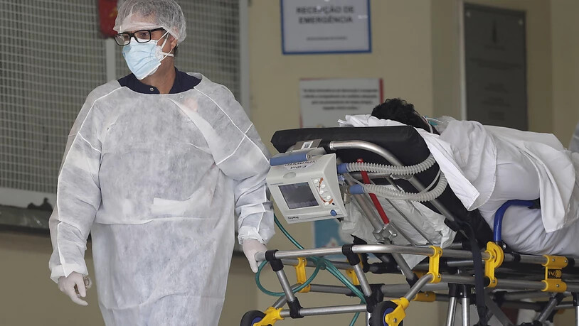 Ein Patient mit dem Verdacht auf eine Corona-Infektion wird in das Allgemeinkrankenhaus «Hospital Regional de Samambaia» in Brasilia gebracht. Foto: Eraldo Peres/AP/dpa