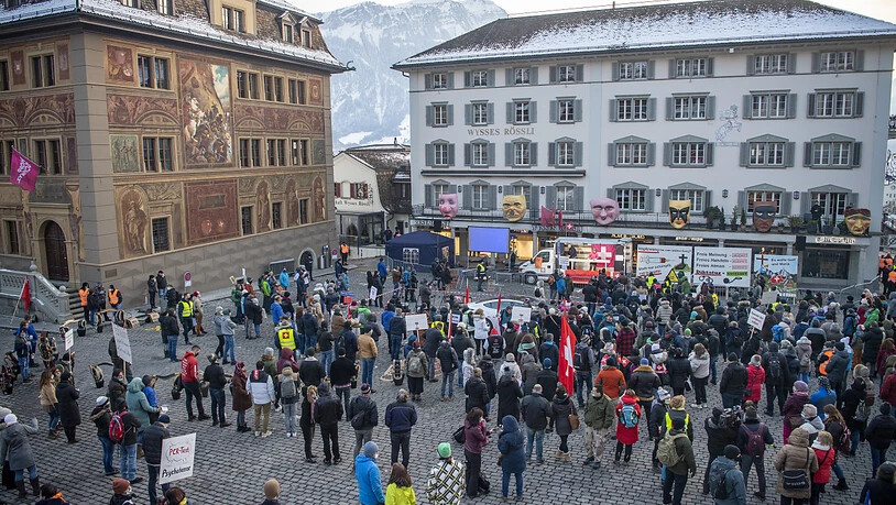 Auf dem Hauptplatz in Schwyz fand am Samstag eine Kundgebung gegen die Corona-Massnahmen statt.