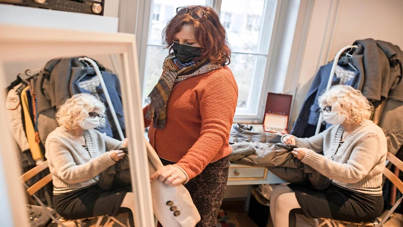 Fotograf Sasi Subramaniam besucht den Secondhand-Laden für Damen in Glarus.