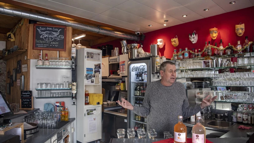 Franz Suter, Inhaber der Mything Bistro Bar in Schwyz, am Samstag in seinem Betrieb. Er wollte diesen am Montag im Rahmen der Protestaktion "Wir machen auf" trotz Verbots öffnen. Am Montag allerdings blieb er geschlossen, wie Blick.TV vor Ort feststellte.
