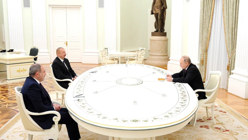 dpatopbilder - HANDOUT - Armeniens Regierungschef Nikol Paschinjan (l-r), Aserbaidschans Präsident Ilham Aliyev und Wladimir Putin besprechen sich im Kreml. Foto: -/Kremlin/dpa - ACHTUNG: Nur zur redaktionellen Verwendung und nur mit vollständiger…