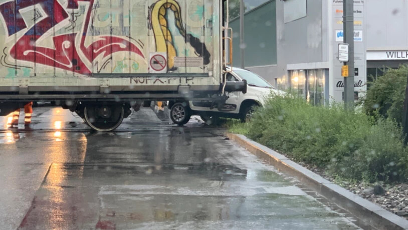 Im vergangenen Jahr schickte ein Leserreporter dieses Bild eines Unfalls zwischen einem Güterzug und einem Auto in Chur.