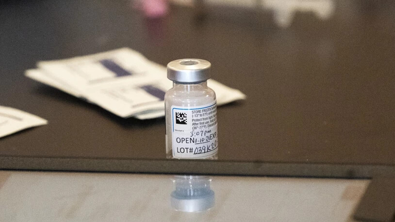 Fläschchen mit Moderna-Impfstoff in einem Spital in New York - nun ist das Vakzin auch in der Schweiz zugelassen. (Archivbild)