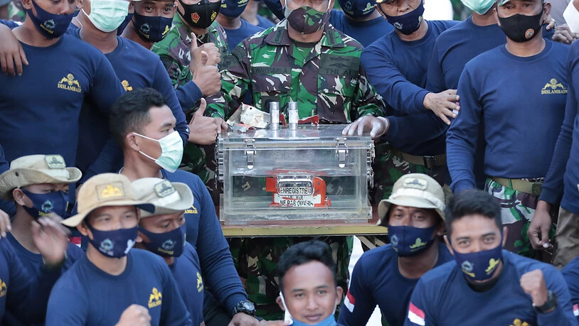 dpatopbilder - Personal der indonesischen Marine steht neben der Box mit dem Flugdatenschreiber des Sriwijaya Air Fluges SJ-182. Taucher haben nach tagelanger Suche auf dem Meeresgrund vor der Insel Java einen der Flugschreiber der verunglückten…