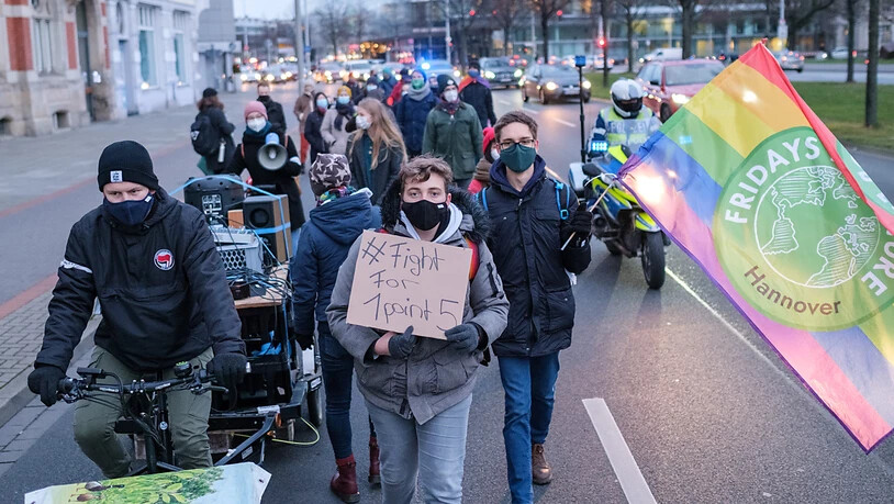 ARCHIV - Aktivisten der Klimabewegung "Fridays for Future" demonstrieren zum globalem Streikttag im Dezember mit einem «Walk of Shame» in der Innenstadt von Hannover. Foto: Ole Spata/dpa