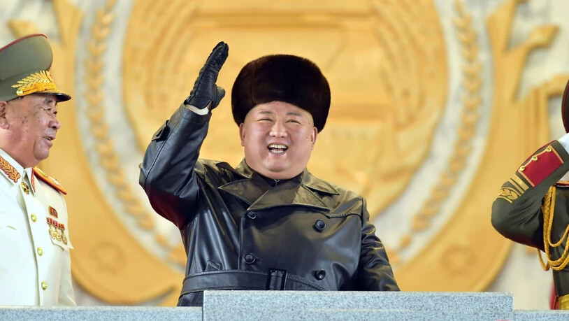 dpatopbilder - HANDOUT - Dieses von der staatlichen nordkoreanischen Nachrichtenagentur KCNA am 15.01.2021 zur Verfügung gestellte Foto zeigt Kim Jong Un (M), Machthaber von Nordkorea, während einer Militärparade. Foto: -/KCNA/dpa - ACHTUNG: Nur zur…