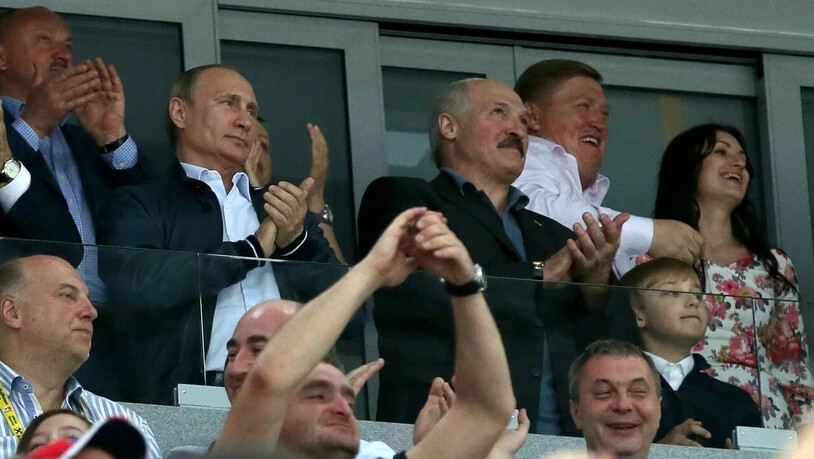 Russlands Präsident Wladimir Putin (links) mit dem weissrussischen Diktator Alexander Lukaschenko (rechts) während des Finalspiels an der WM 2014 in Minsk zwischen Russland und Finnland