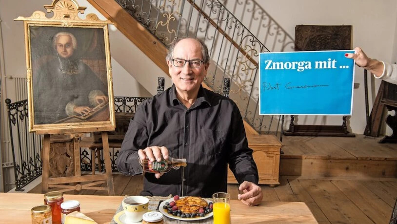 American Breakfast: Robert Grossmann freut sich auf die Pancakes, während auf dem Gemälde im Hintergrund Abbé Vogler auf einem Clavichord spielt.
