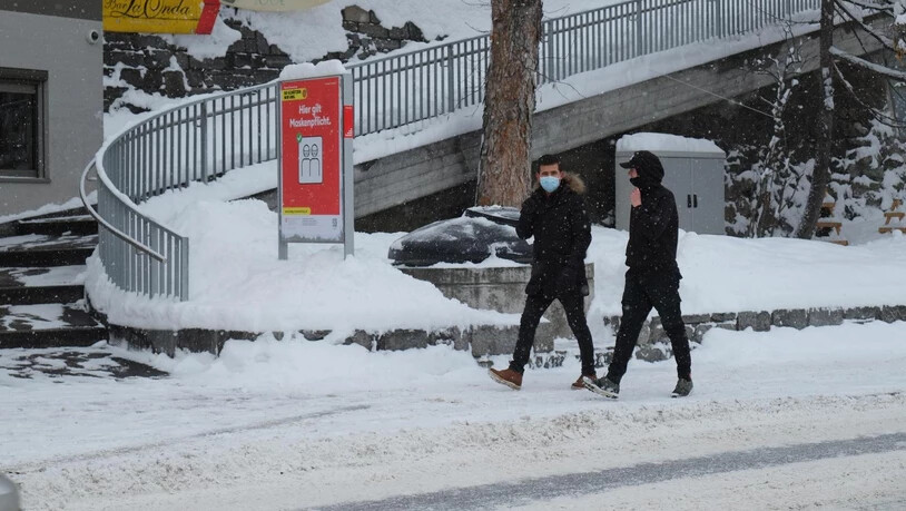 Auch wenn gerade weniger Leute in Davos sind, verzichtet die Gemeinde auf eine Lockerung der Maskenpflicht.
