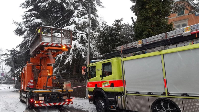 Die Feuerwehren im Kanton Zürich zählten 2500 Einsätze wegen des starken Schneefalls. Teils war schweres Gerät notwendig.