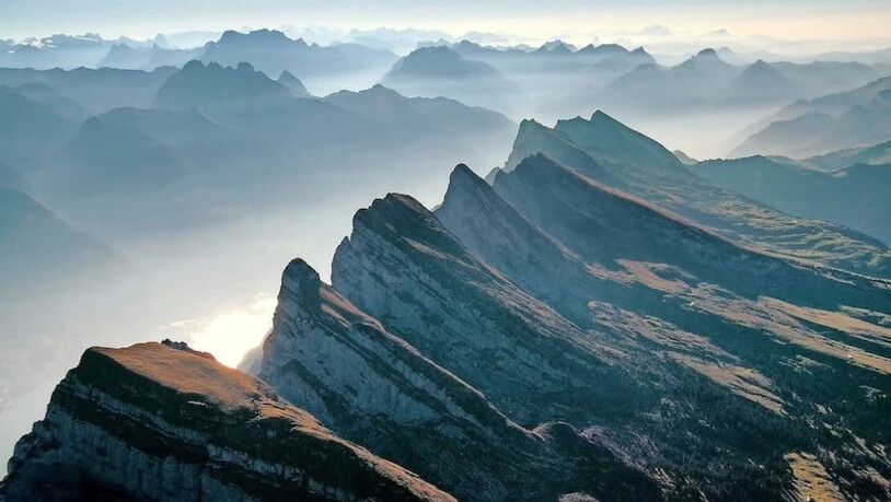 Das Welterbe von einer seiner schönsten Seiten: Blick über die Churfirsten Richtung Glarnerland und Tektonikarena Sardona. Pressebild