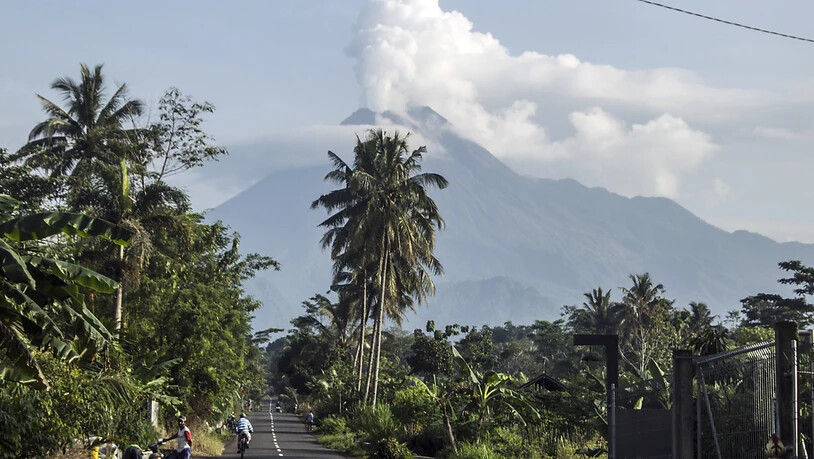 Der Berg Merapi spuckt am 07.01.2021 vulkanischen Dampf aus seinem Krater. Foto: Slamet Riyadi/AP/dpa