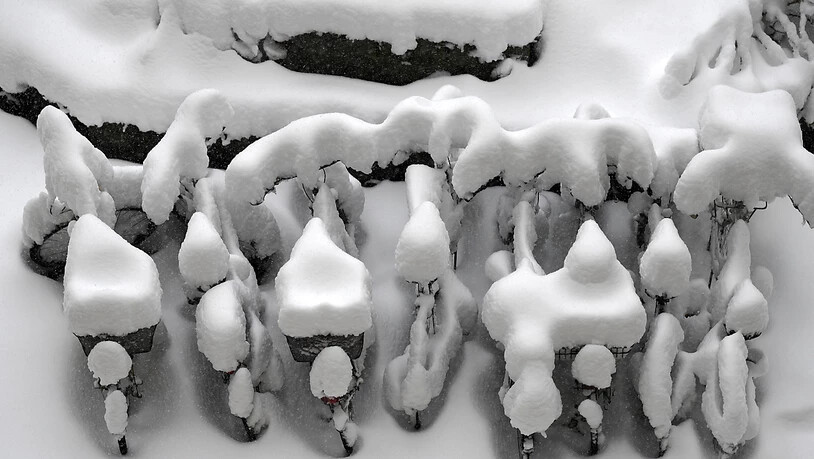 Schneeskulptur mit Velos in Zürich. Die Schneehöhen sind im Flachland derzeit aussergewöhnlich. (Archivbild)