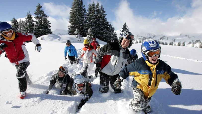 Wegen der Corona-Krise ist in der Schweiz bereits ein Grossteil der jährlichen Skilager abgesagt worden. Die Organisatoren arbeiten an einem Alternativangebot. (Archivbild)