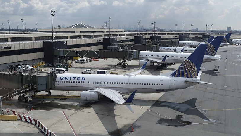 Aufgrund der Coronavirus-Pandemie hat die amerikanische Fluggesellschaft United Airlines einen Mega-Verlust erlitten. (Archivbild)