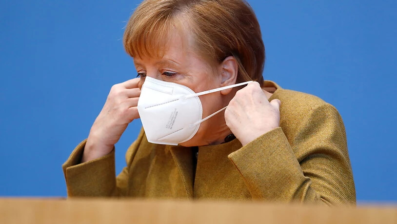 Bundeskanzlerin Angela Merkel (CDU) kommt mit einer Schutzmaske zu einer Pressekonferenz zur aktuellen Lage im Haus der Bundespressekonferenz. Foto: Fabrizio Bensch/Reuters/Pool/dpa