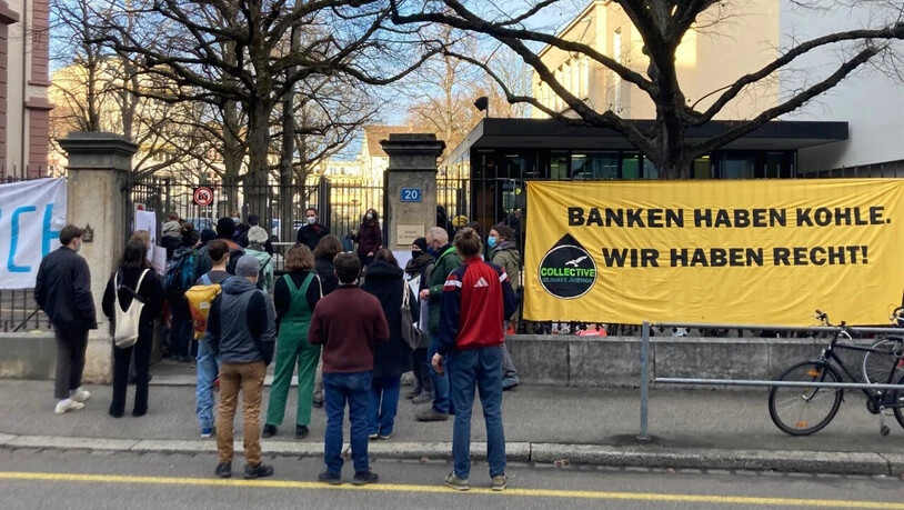 Demonstration vor dem Basler Strafgericht, vor dem sich fünf Klimaaktivistinnen und -aktivisten wegen einer unbewilligten Kundgebung verantworten müssen.