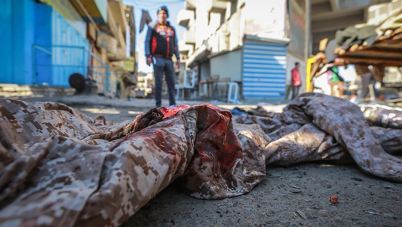 dpatopbilder - Ein blutbeflecktes Laken liegt am Ort eines tödlichen Anschlags, einem Straßenmarkt für gebrauchte Kleidung im Stadtzentrum. Bei einem schweren Doppelanschlag in der irakischen Hauptstadt Bagdad sind am Donnerstag mindestens 28 Menschen…