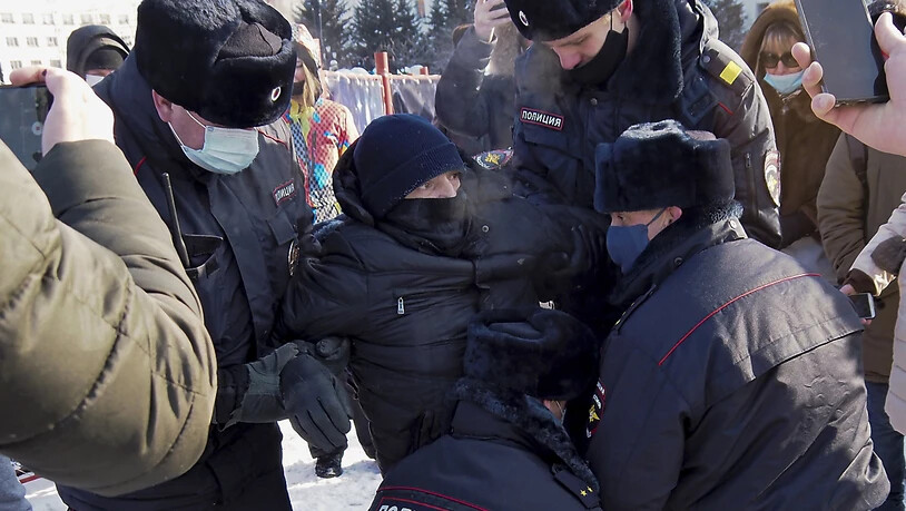 Die Polizei verhaftet einen Mann während eines Protestes gegen die Inhaftierung des Oppositionsführers Alexej Nawalny in Chabarowsk. Foto: Igor Volkov/AP/dpa