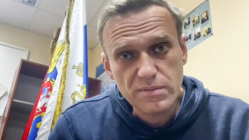 ARCHIV - Das Videostandbild des Youtube-Kananals «Navalny Life» zeigt Kremlkritiker Alexej Nawalny, wie er in einer Polizeistation in Chimki im Moskauer Gebiet auf eine Gerichtsverhandlung wartet.plant») Foto: --/Navalny Life/AP/dpa - ACHTUNG: Nur zur…
