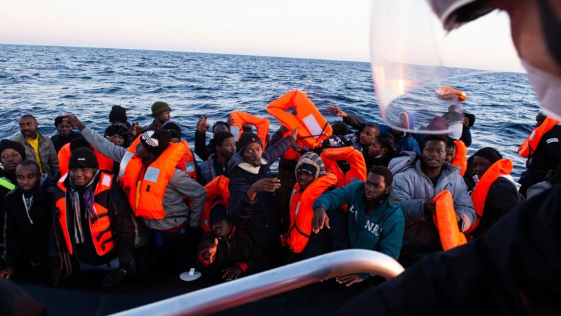 HANDOUT - Migranten werden vom Seenotrettungsschiff «Ocean Viking» gerettet. Foto: Fabian Mondl/SOS MEDITERRANEE/dpa - ACHTUNG: Nur zur redaktionellen Verwendung im Zusammenhang mit der aktuellen Berichterstattung und nur mit vollständiger Nennung des…