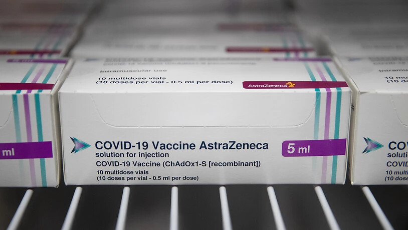 ARCHIV - Ampullen mit dem Corona-Impfstoff des Herstellers AstraZeneca stehen in kleine Kartons verpackt in einem Kühlschrank im Ashton Gate Stadium, das als eines von sieben Massenimpfzentren am 11. Januar in Betrieb genommen wurde. Foto: Andrew…