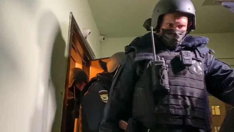 Die Polizei kommt aus der Wohnung von Oleg Nawalny. Foto: Mstyslav Chernov/AP/dpa