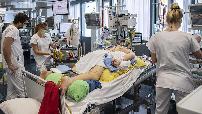 Knapp ein Drittel der Betten auf den Intensivstationen in Schweizer Spitälern sind von Covid-Patienten belegt. (Archivbild)