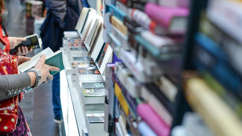 ARCHIV - Bücher liegen am Stand eines Buchverlages in den Hallen auf der Leipziger Buchmesse. Die Leipziger Buchmesse wird wegen der Corona-Pandemie erneut abgesagt. Foto: Jens Kalaene/dpa-Zentralbild/dpa