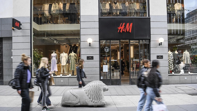 In der Schweiz waren die Läden im Herbst noch offen: Das half dem Modekonzern H&M, hierzulande blieben die Umsätze von September bis November mehr oder weniger stabil. (Themenbild)