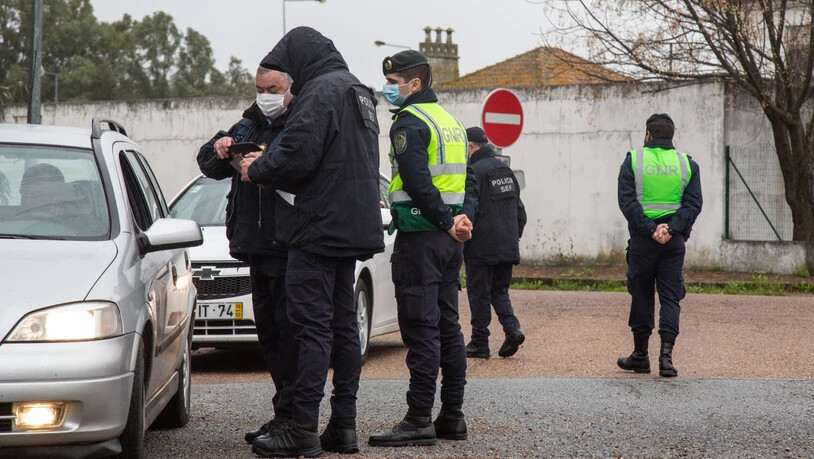 Grenzpolizisten kontrollieren an der spanisch-portugiesischen Grenze Fahrzeuge. Foto: Javier Pulpo/EUROPA PRESS/dpa