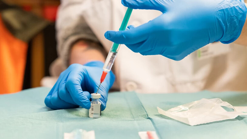 Laut dem Bundesamt für Gesundheit werden im Februar nur halb so viele Menschen gegen Covid-19 geimpft wie ursprünglich geplant. Grund sind Lieferengpässe der Impfstoffhersteller. (Archivbild)