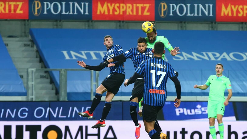 Leuchtgrün setzt sich durch: Die Spieler von Atalanta Bergamo lassen sich von den hellen Farben Lazios blenden