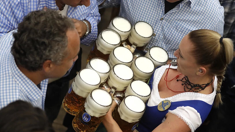 Als man Bier noch gemeinsam trinken konnte - Bierabsatz in Deutschland eingebrochen (Symbolbild)