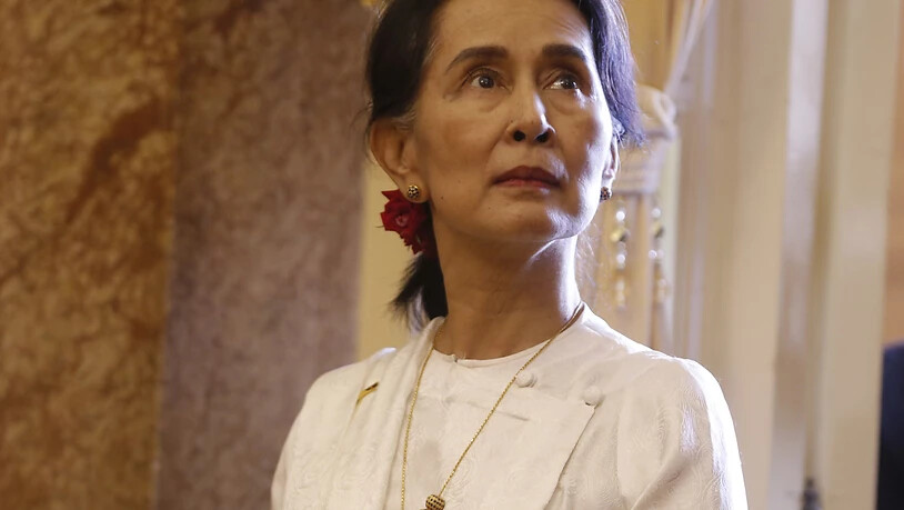 ARCHIV - Aung San Suu Kyi, Regierungschefin von Myanmar, wartet auf ein Treffen mit Vietnams Präsident Tran (nicht im Bild) im Präsidentenpalast während des Weltwirtschaftsforums. Foto: Kham/Pool Reuters/AP/dpa